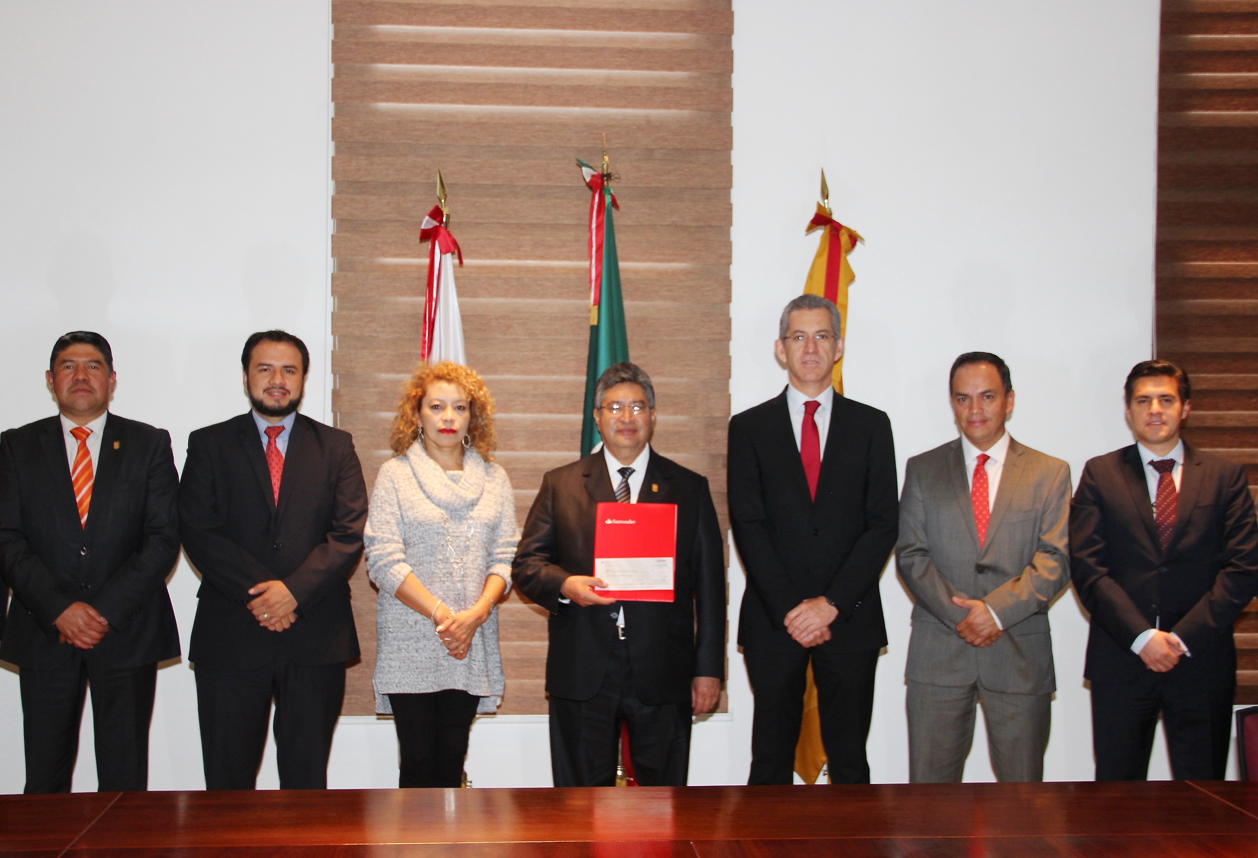 Recibió UAT becas por parte de Banco Santander